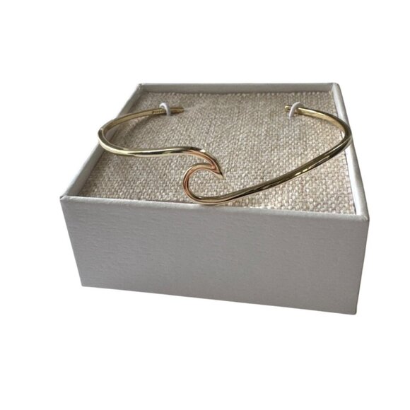 🌊 Pura Vida Wave Cuff Bracelet – Gold | New in Box ✨ - Picture 2 of 5